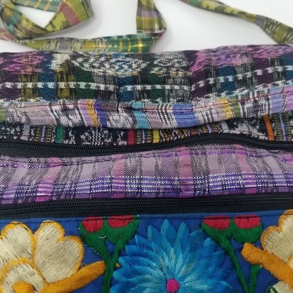 Beautiful floral embroidered crossbody bag. - Picture 5 of 14